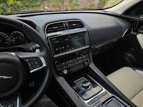 Used 2018 Jaguar F-PACE R-Sport image 31