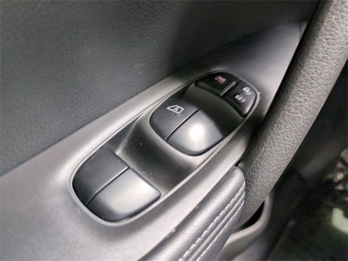 Used 2017 Nissan Rogue SV image 27