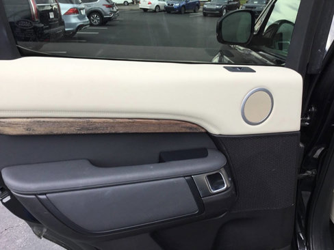 Used 2017 Land Rover Discovery HSE image 16