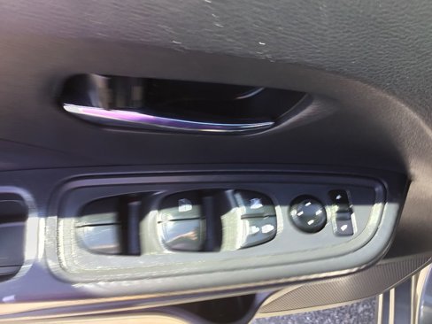 Used 2023 Nissan Versa SV image 6