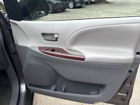 Used 2014 Toyota Sienna XLE image 14