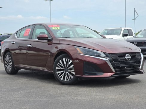 Used 2023 Nissan Altima 2.5 SV image 2