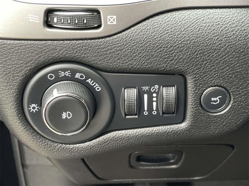 Used 2022 Jeep Cherokee Limited image 18