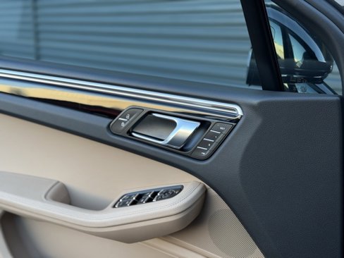 Certified 2025 Porsche Macan image 14