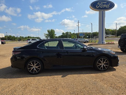 Used 2024 Toyota Camry SE image 6