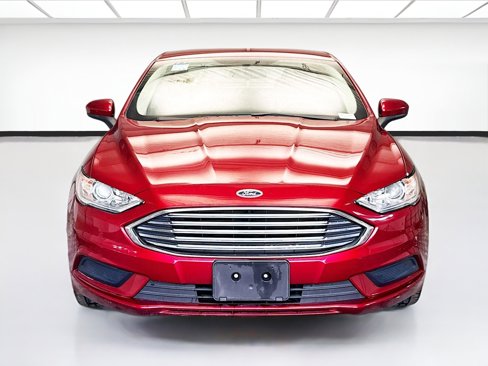 Used 2017 Ford Fusion SE w/ Fusion SE Technology Package image 2