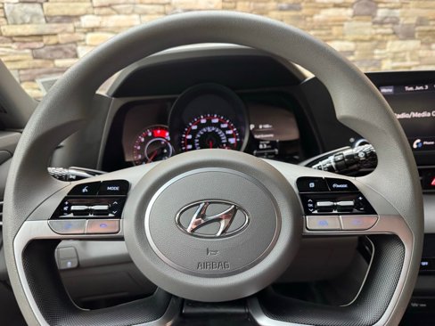 Used 2022 Hyundai Elantra SEL w/ Preferred Accessory Package image 10