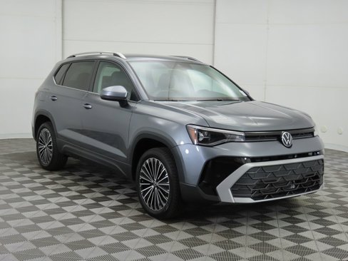 Certified 2025 Volkswagen Taos SE image 4