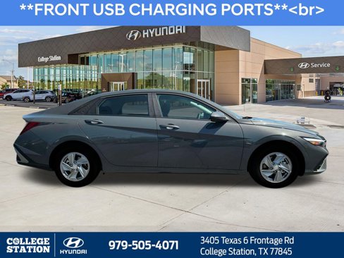 Used 2025 Hyundai Elantra SE image 9