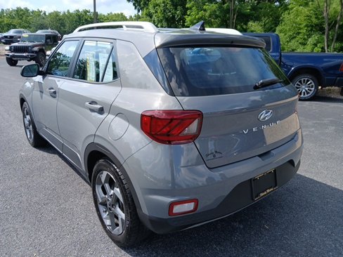 Used 2021 Hyundai Venue SEL w/ Premium Package image 4