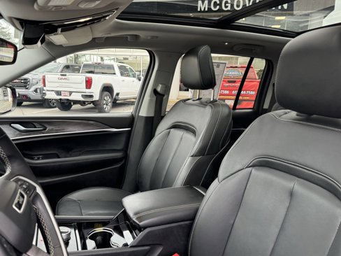 Used 2022 Jeep Grand Cherokee Limited image 24