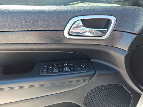 Used 2018 Jeep Grand Cherokee Altitude image 14