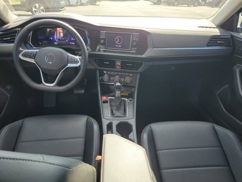 Used 2023 Volkswagen Jetta SE image 2
