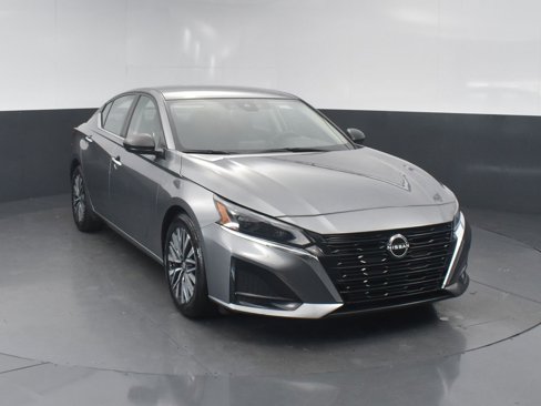 Used 2024 Nissan Altima 2.5 SV image 2