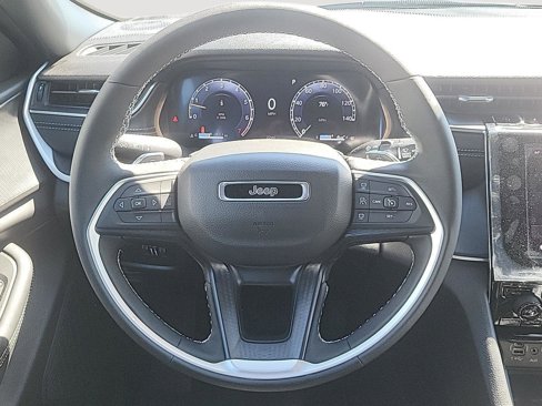 New 2025 Jeep Grand Cherokee Altitude image 30