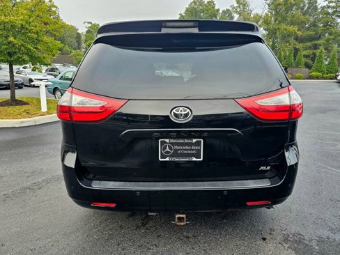 Used 2017 Toyota Sienna XLE Premium image 9
