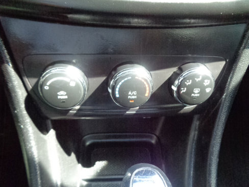 Used 2013 Dodge Avenger SE image 22