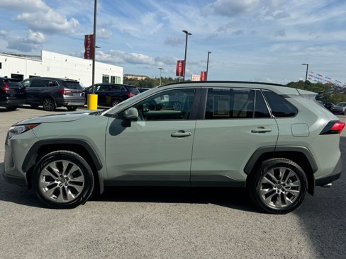 Used 2021 Toyota RAV4 XLE Premium image 4