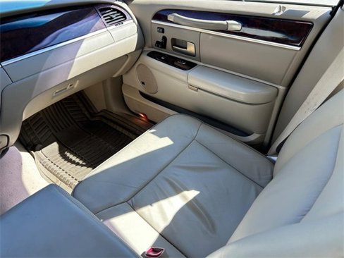 Used 2006 Lincoln Town Car Designer Series image 14