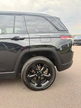 Used 2023 Jeep Grand Cherokee Altitude image 32