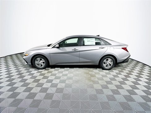 New 2025 Hyundai Elantra SE image 5