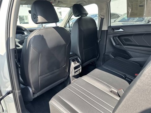Used 2022 Volkswagen Tiguan SE image 11