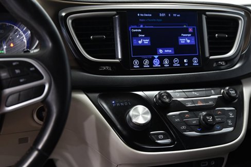 Used 2017 Chrysler Pacifica Touring-L image 25
