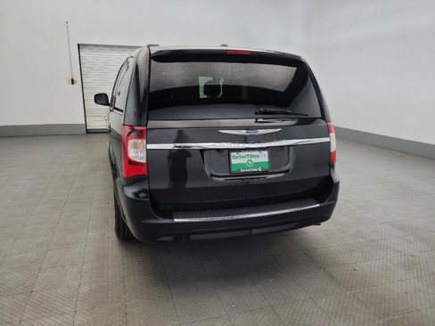 Used 2016 Chrysler Town & Country Touring w/ Driver Convenience Group image 6