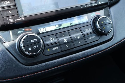 Used 2018 Toyota RAV4 SE image 15