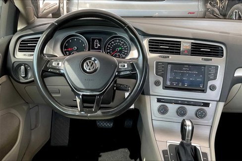 Used 2017 Volkswagen Golf S image 6