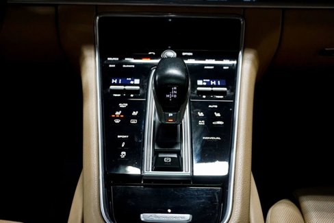 Used 2018 Porsche Panamera image 28