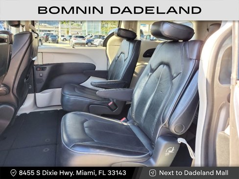 Used 2017 Chrysler Pacifica Limited image 11