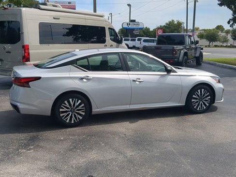 Used 2024 Nissan Altima 2.5 SV image 4