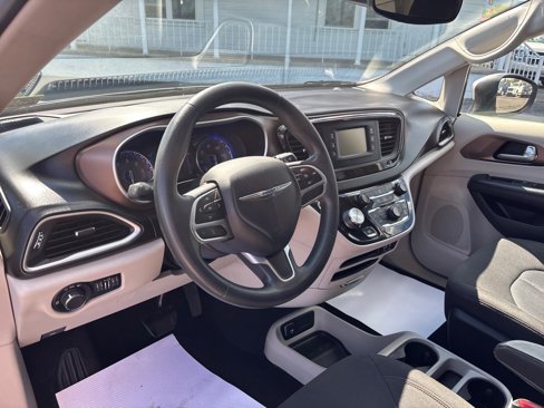 Used 2017 Chrysler Pacifica LX image 10