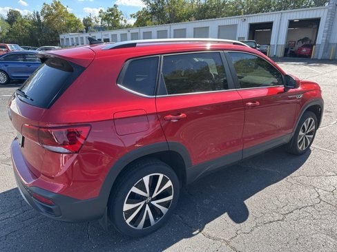 Used 2022 Volkswagen Taos SE w/ Panoramic Sunroof Package image 4