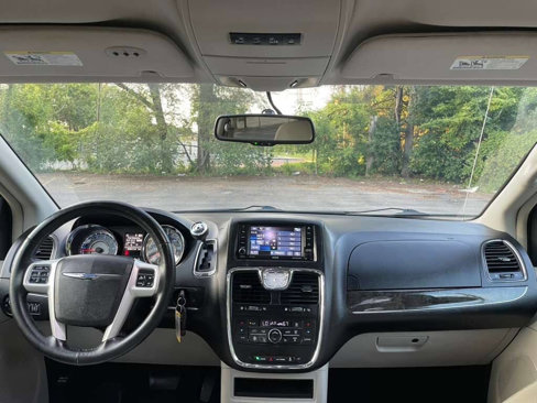 Used 2016 Chrysler Town & Country Touring w/ Driver Convenience Group image 19