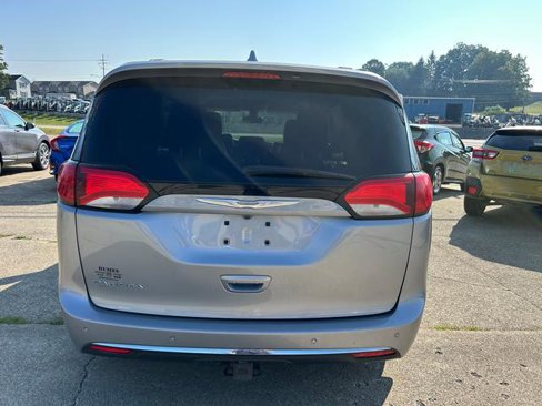 Certified 2017 Chrysler Pacifica Touring-L image 4
