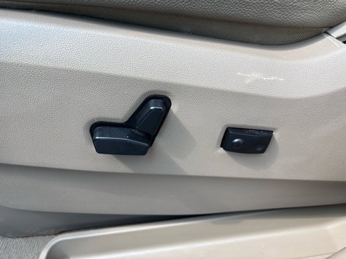 Used 2015 Chrysler Town & Country Touring image 13