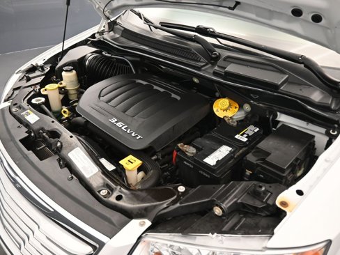 Used 2015 Chrysler Town & Country Touring-L w/ Driver Convenience Group image 64