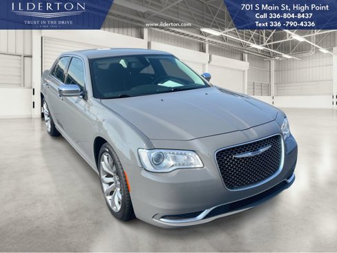 Used 2019 Chrysler 300 Touring w/ Chrome Appearance Package image 3