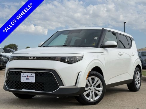 Used 2023 Kia Soul LX image 2