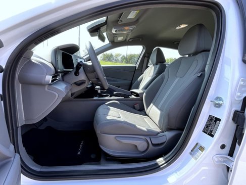 Certified 2025 Hyundai Elantra SE image 10