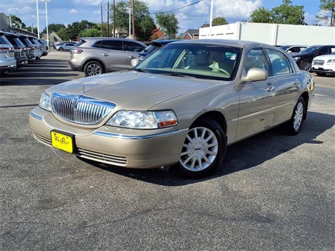Used 2006 Lincoln Town Car Signature image 1