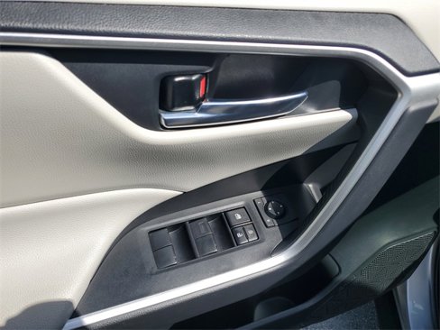 Used 2021 Toyota RAV4 XLE image 19