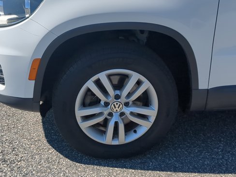 Used 2017 Volkswagen Tiguan S image 19