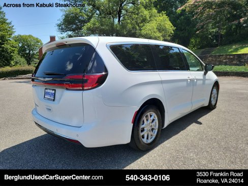 Used 2024 Chrysler Pacifica Touring-L image 4