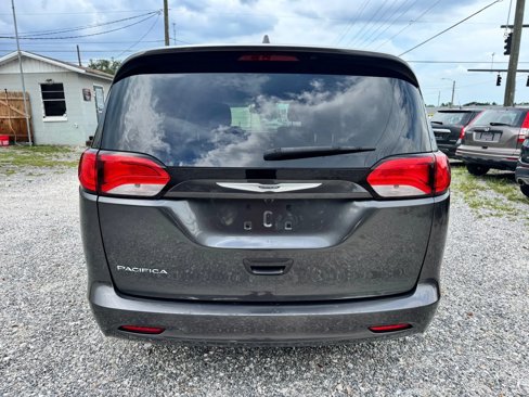 Used 2017 Chrysler Pacifica Touring image 5