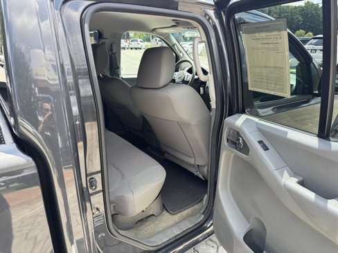 Used 2015 Nissan Frontier SV image 12