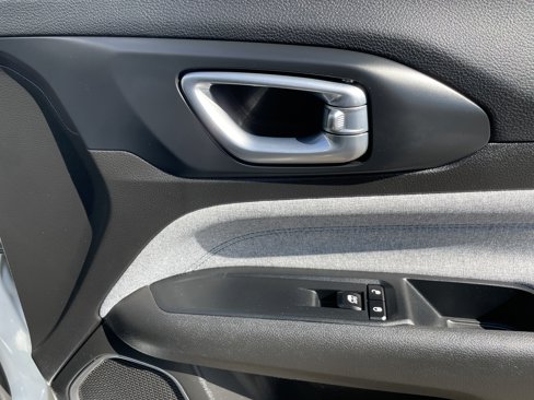Certified 2024 Jeep Compass Latitude image 11