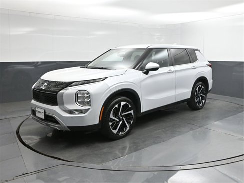 Used 2024 Mitsubishi Outlander SE image 1